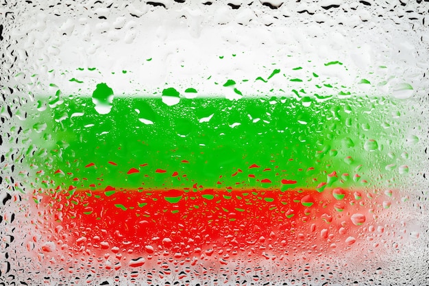 Flagge Bulgariens Bulgarien-Flagge auf dem Hintergrund von Wassertropfen Flagge mit Regentropfen Spritzer auf Glas