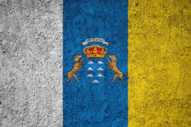 Flagge der Kanarischen Inseln gemalt auf Schmutzwand