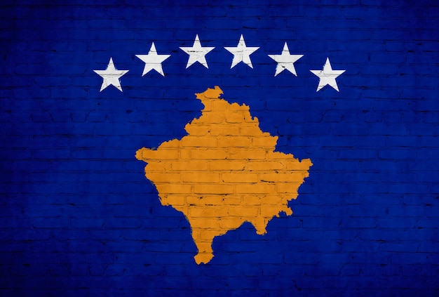 Flagge der Republik Kosovo auf Ziegelwand gemalt Nationale Landesflagge Hintergrundfoto