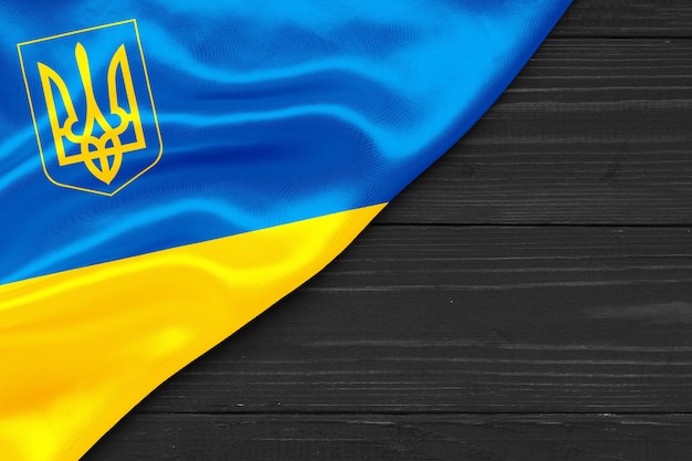 Flagge der Ukraine mit Dreizackkopierraum