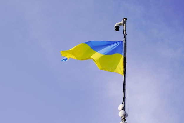 Flagge der ukrainischen Nationalstaatsflagge der Ukraine Banner auf mattblauem Himmel