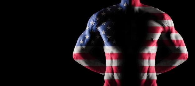Flagge der Vereinigten Staaten auf muskulösem männlichen Torso mit Bauchmuskeln, schwarzer Hintergrund