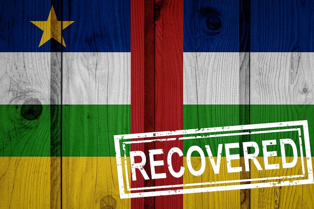 Flagge der Zentralafrikanischen Republik, die die Infektionen der Corona-Virus-Epidemie oder des Coronavirus überlebt oder sich davon erholt hat. Grunge-Flagge mit Stempel wiederhergestellt