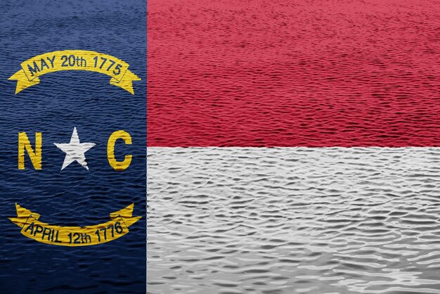 Flagge des US-Bundesstaates North Carolina auf einem strukturierten Hintergrund. Konzeptcollage