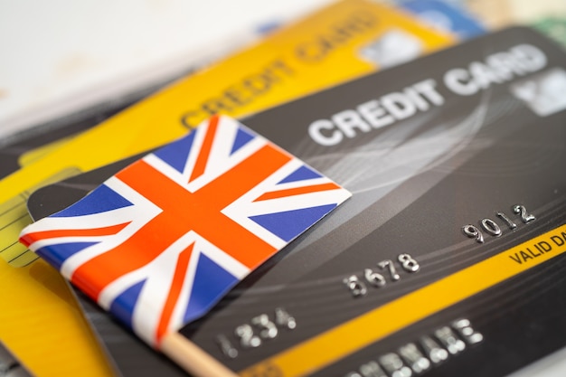 Flagge des Vereinigten Königreichs auf Kreditkarte. Finanzentwicklung, Bankkonto, Statistik, investitionsanalytische Forschungsdatenwirtschaft, Börsenhandel, Geschäftskonzept.