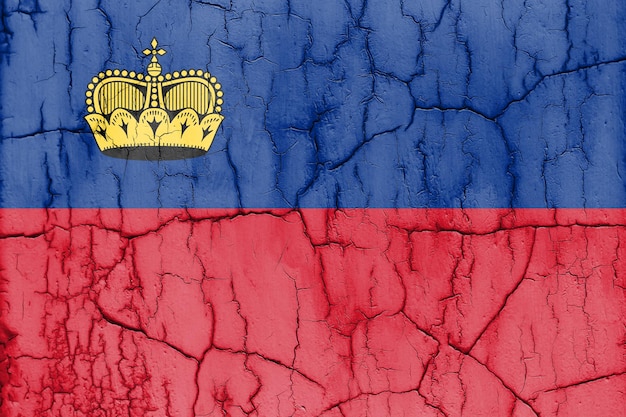 Flagge Liechtensteins auf rissiger Wand strukturiertem Hintergrund