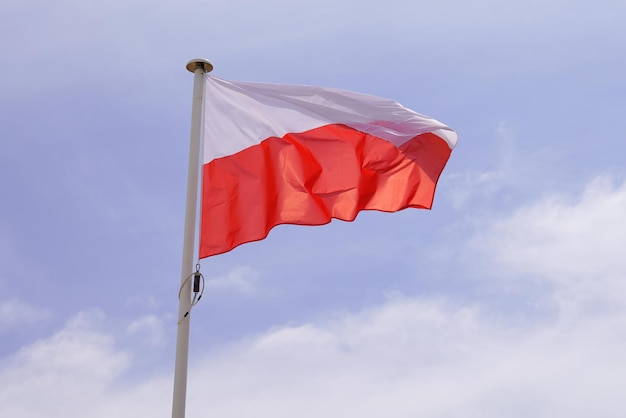 Flagge polen polnische nationale staatsflagge auf windmatte mit blauem wolkenhimmel