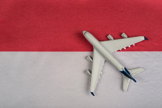 Flagge Polens und Modellflugzeug Öffnung der Grenzen nach Quarantäne Flüge aus Europa
