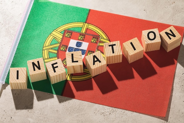 Flagge und Holzwürfel mit Text, ein Konzept zum Thema Inflation in Portugal