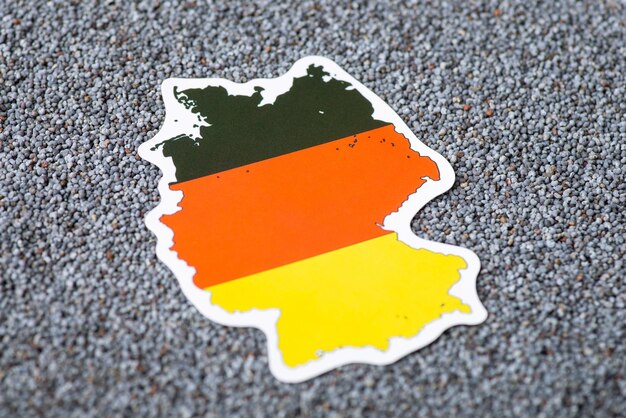 Foto flagge und karte deutschlands auf mohnsaat konzept des anbaus von mohnpflanzen in deutschland handel mit getreide