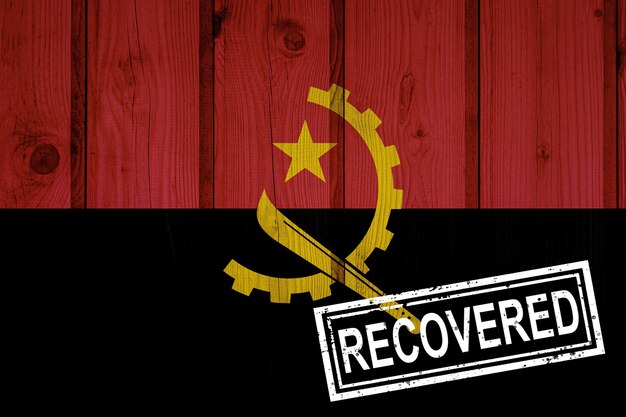 Flagge von Angola, die die Infektionen der Corona-Virus-Epidemie oder des Coronavirus überlebt oder sich davon erholt hat. Grunge-Flagge mit Stempel wiederhergestellt