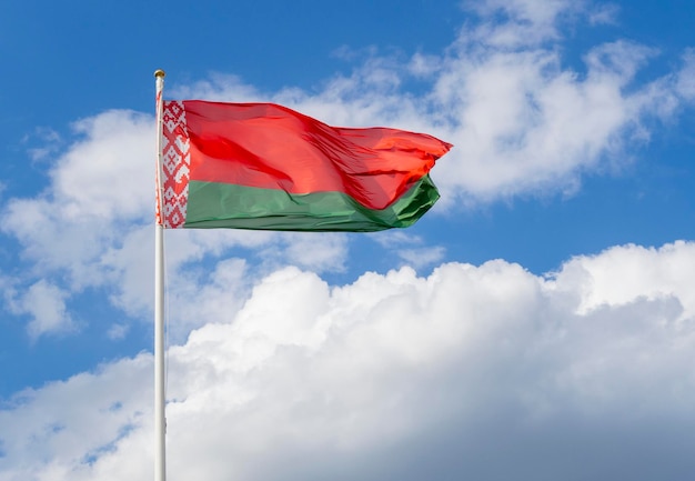 Flagge von Belarus am Fahnenmast weht gegen den blauen Himmel