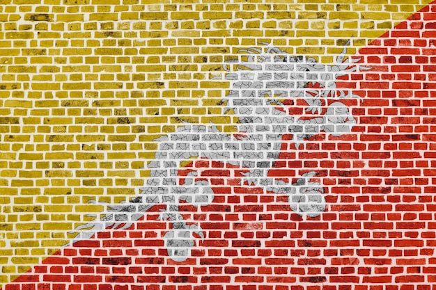 Flagge von Bhutan auf eine Mauer gemalt