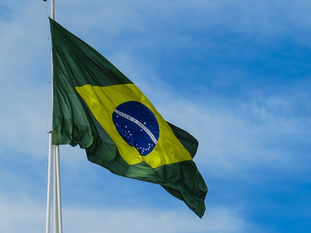 Flagge von Brasilien flattert im Wind Brasilianische Flagge