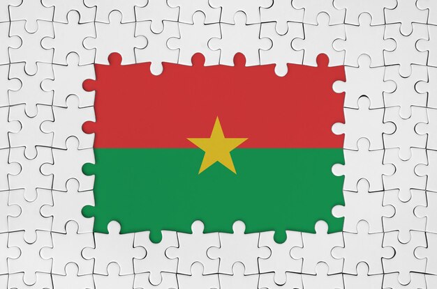 Flagge von Burkina Faso im Rahmen aus weißen Puzzleteilen mit fehlendem Mittelteil