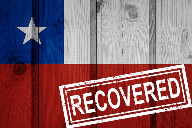 Flagge von chile, die die infektionen der corona-virus-epidemie oder des coronavirus überlebt oder sich erholt hat. grunge-flagge mit stempel wiederhergestellt