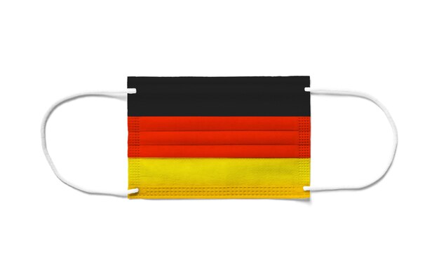 Flagge von Deutschland auf einer chirurgischen Einwegmaske. Weißer Hintergrund isoliert