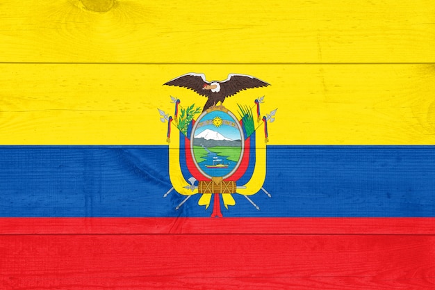 Flagge von Ecuador auf einem Holzbrett