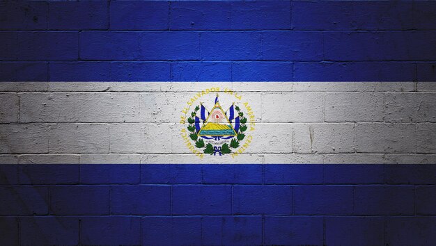 Flagge von El Salvador auf eine Wand gemalt