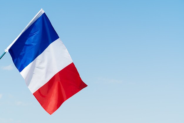 Flagge von Frankreich im Wind am Himmel winken