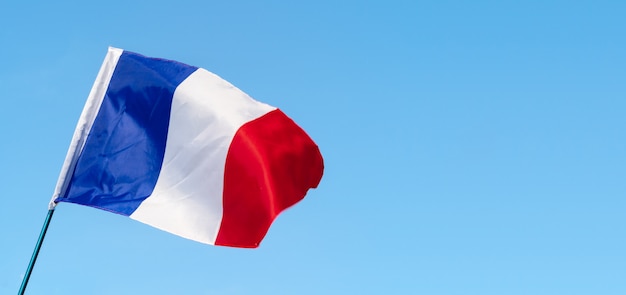 Flagge von Frankreich im Wind am Himmel winken