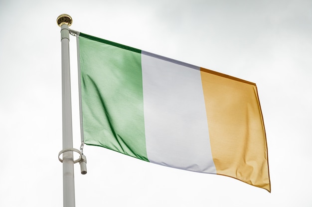 Flagge von Irland im Wind gegen Himmel winken