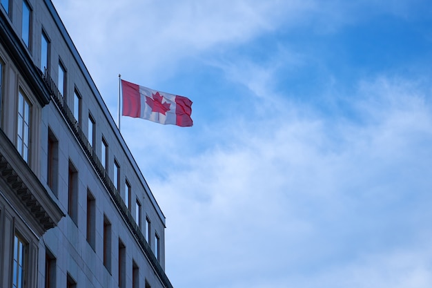 Flagge von Kanada mit blauem Himmel. Speicherplatz kopieren.