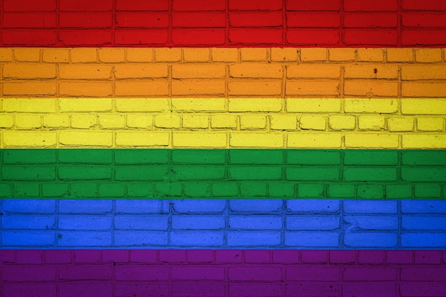 Flagge von LGBT, die in den Farben auf einer alten Backsteinmauer darstellt