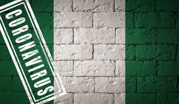 Flagge von Nigeria mit ursprünglichen Proportionen. gestempelt mit Coronavirus. Mauer Textur. Konzept des Corona-Virus. Am Rande einer COVID-19- oder 2019-nCoV-Pandemie.
