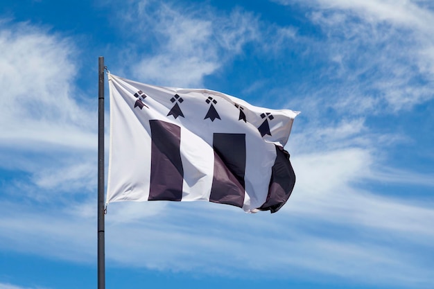 Foto flagge von rennes weht in der luft