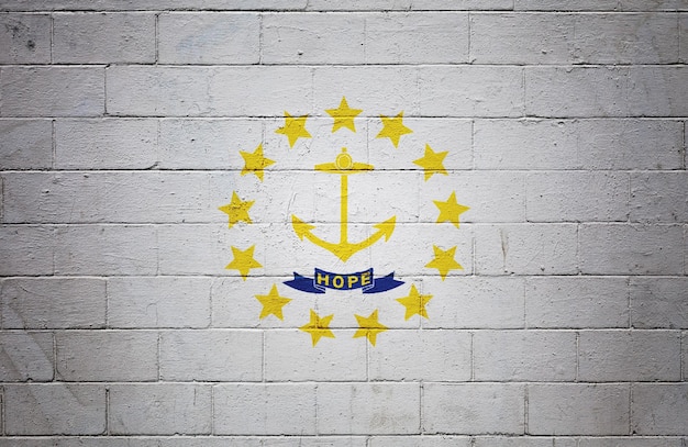 Flagge von Rhode Island auf einer Mauer aus Schlackensteinen gemalt