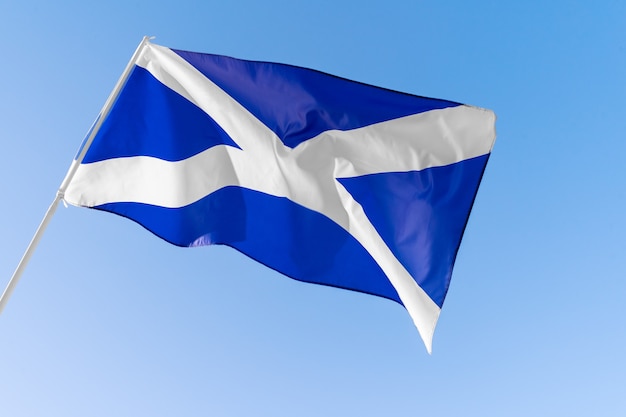 Flagge von Schottland, die gegen klaren blauen Himmel weht