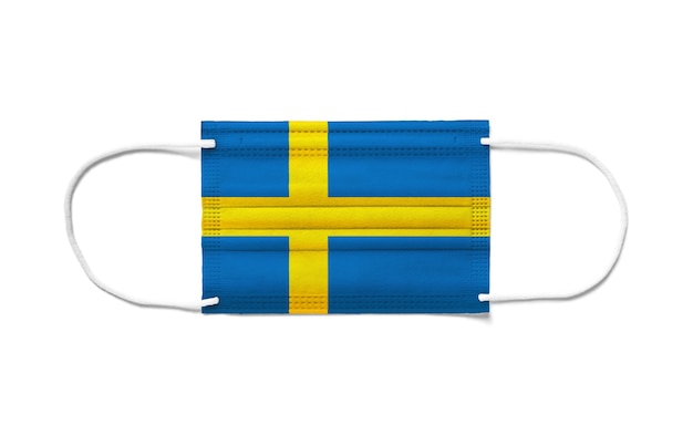 Flagge von Schweden auf einer chirurgischen Einwegmaske. Weißer Hintergrund isoliert