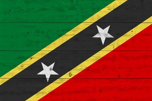 Flagge von St. Kitts und Nevis auf altem Holzbrett gemalt