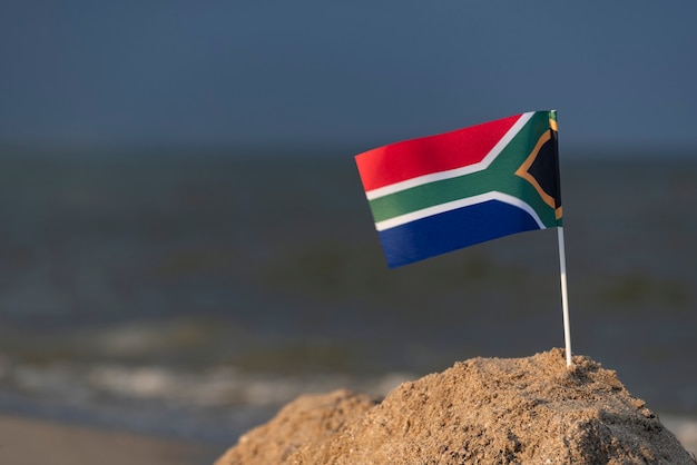 Flagge von Südafrika am Strand. Strandurlaub in Südafrika.