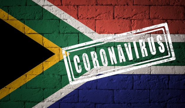 Flagge von Südafrika mit originalen Proportionen. gestempelt mit Coronavirus. Mauer Textur. Konzept des Corona-Virus. Am Rande einer COVID-19- oder 2019-nCoV-Pandemie.