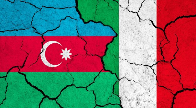 Flaggen Aserbaidschans und Italiens auf rissiger Oberfläche, politisches Beziehungskonzept