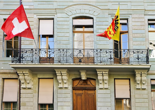 Flaggen auf dem Gebäude in der Rue du Puits Saint-Pierre in der Altstadt von Genf, Schweiz