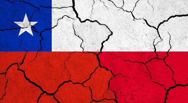 Flaggen Chiles und Polens auf rissiger Oberfläche, politisches Beziehungskonzept