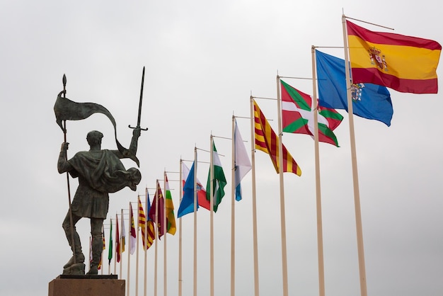 Flaggen der autonomen Gemeinschaften und Denkmal in der autonomen Stadt Melilla, Spanien