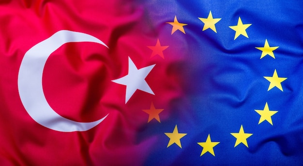 Flaggen der Türkei und der Europäischen Union. Türkei-Flagge und EU-Flagge. Weltflaggengeldkonzept.