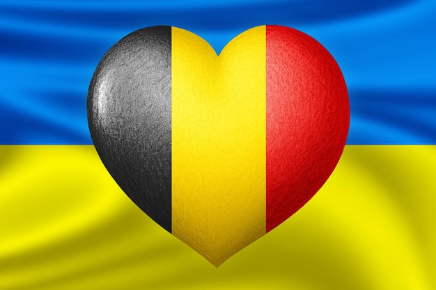 Flaggen der Ukraine und Belgiens Herzfarbe der Flagge auf dem Hintergrund der Flagge der Ukraine
