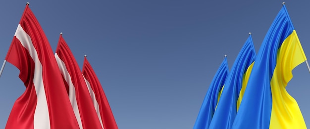 Flaggen der Ukraine und Lettlands an Fahnenmasten an den Seiten Flaggen auf blauem Hintergrund Platz für Text Unabhängige Ukraine Drei Flaggen Lettlands Europa 3D-Darstellung