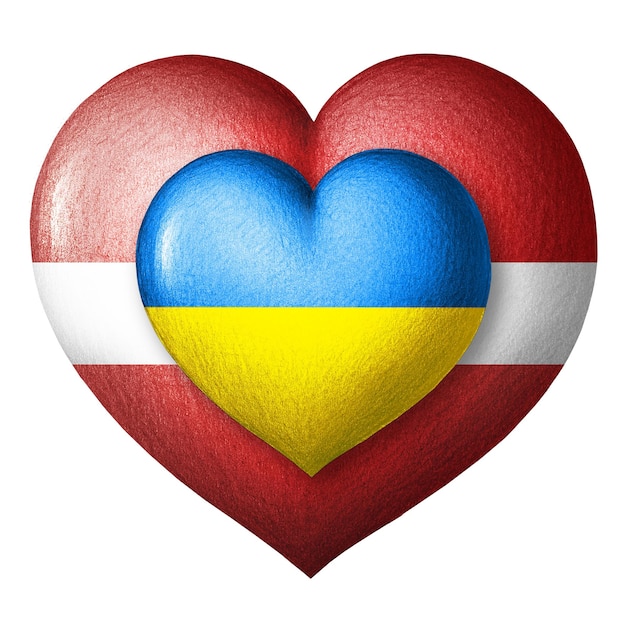 Flaggen der Ukraine und Lettlands Zwei Herzen in den Farben der Flaggen isoliert auf einem weißen
