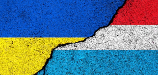 Flaggen der Ukraine und Luxemburgs Unterstützen und helfen Waffen und militärische Ausrüstung Partnerschaft und Diplomatie humanitäre Hilfe und Spenden für das Konzept der ukrainischen Flüchtlinge