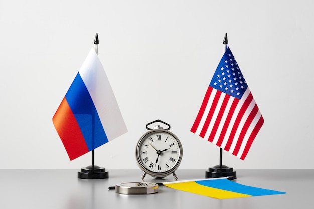 Flaggen der USA, Russland, Ukraine auf grauem Hintergrund