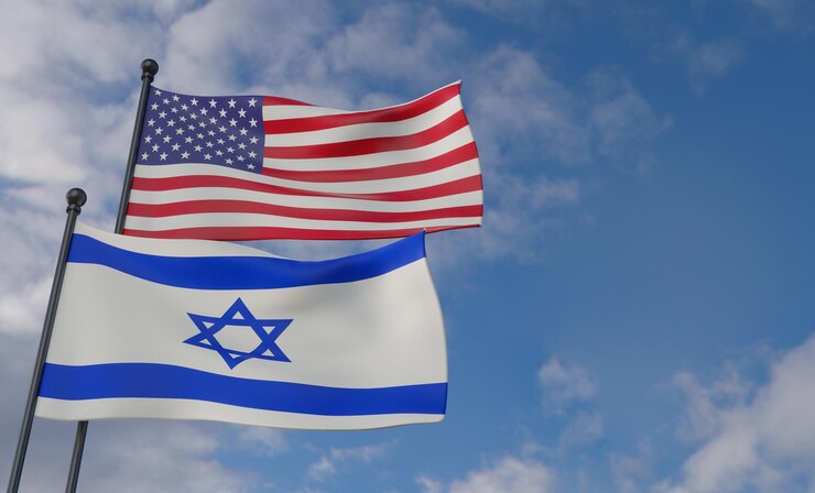 Flaggen der USA und Israels Flagge der Vereinigten Staaten und Israels mit blauem Himmel und Wolken