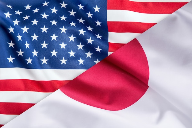 Flaggen der Vereinigten Staaten von Amerika und Japan-Flagge zusammen.