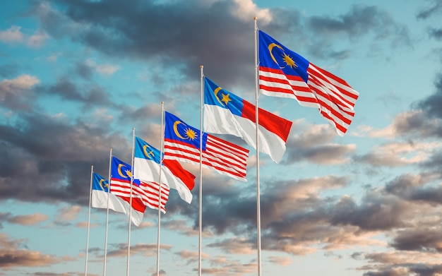 Flaggen des malaysischen Staates Malakka und von Malaysia, die zusammen am Himmel winken