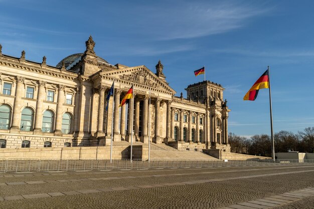 Flaggen in der Stadt gegen den Himmel